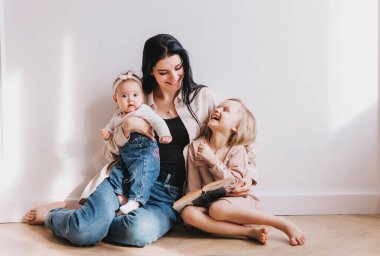 Annem evde çocuk kitapları okuyor..