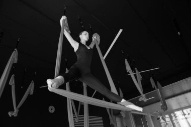 Yoga hocası jimnastik salonunda yoga yapıyor..