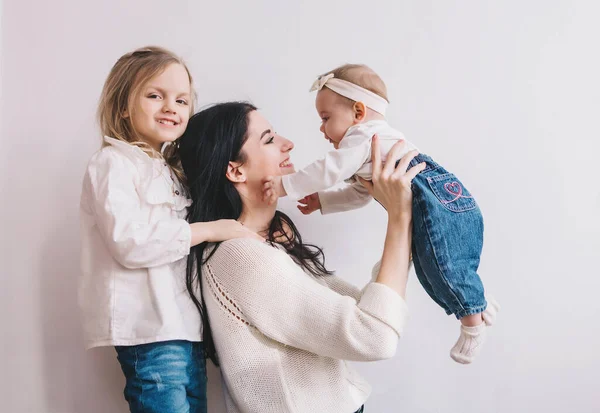 Mamma e bambina giocano in camera soleggiata . — Foto Stock