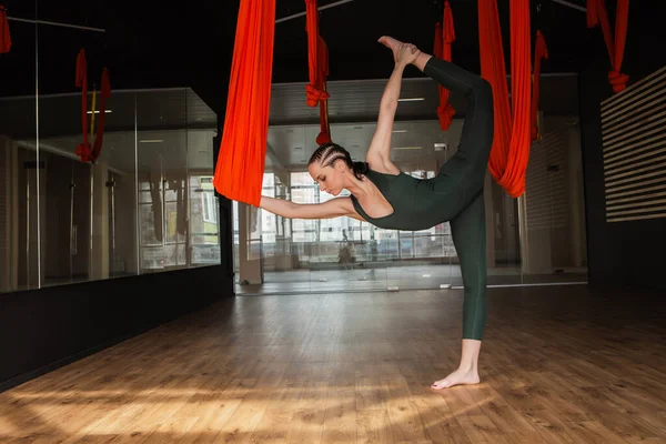 Yogainstruktör praktiserar flugyoga i gymmet. — Stockfoto