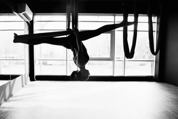 Jóga oktató gyakorló légy jóga a tornateremben. — Stock Fotó