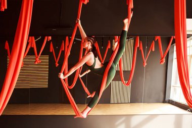 Yoga hocası jimnastik salonunda yoga yapıyor..