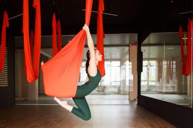 Yoga hocası jimnastik salonunda yoga yapıyor..