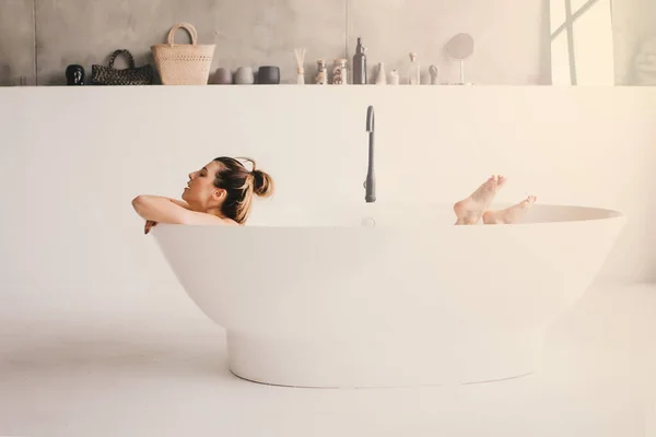 Mooie vrouw ontspannen in de badbuis. — Stockfoto