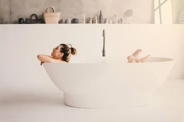 Hermosa mujer relajándose en el baño . — Foto de Stock