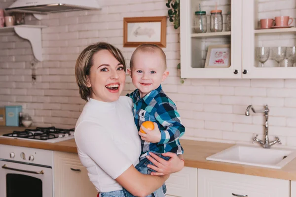 Mamma e figlio che giocano in cucina . — Foto Stock