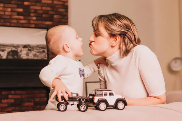 Máma a její batole syn hraje s autem. — Stock fotografie