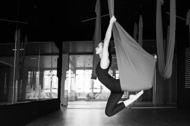 Yoga hocası jimnastik salonunda yoga yapıyor..