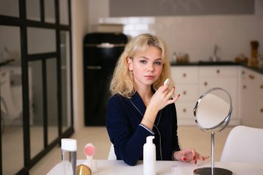 Kız makyaj, yüz bakımı, yüz bakımı yapmaya hazırlanıyor..