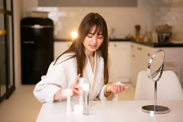 Porträtt av en vacker flicka med spegel, makeup process, skönhet, hudvård. — Stockfoto