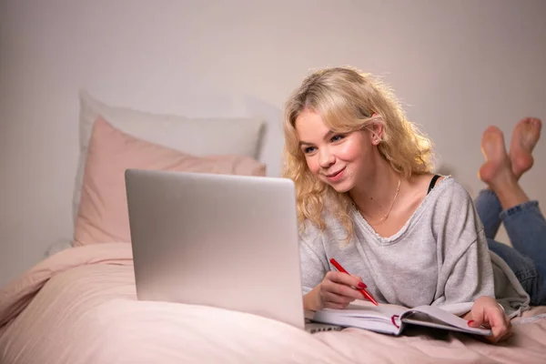 Smiling girl student study at home with laptop — 스톡 사진