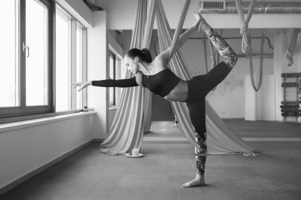 요가 강사 가 체육관에서 파리 요가 연습을 하고 있습니다. — 스톡 사진