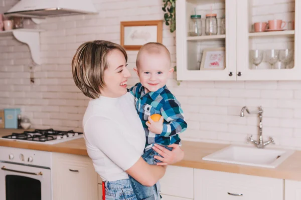 Mamma e figlio che giocano in cucina . — Foto Stock