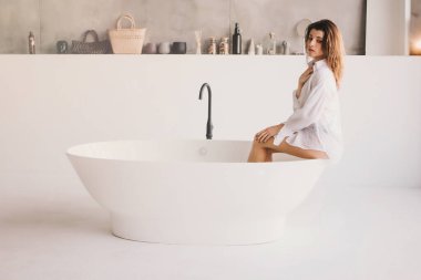 Banyodaki zarif beyaz gömlekli güzel seksi bayan..