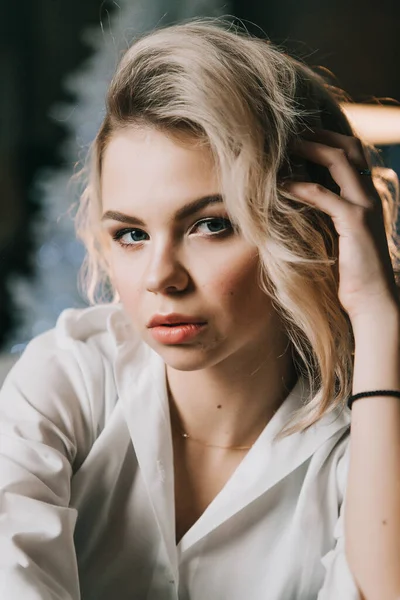 Portrait of a beautiful lonely girl on a dark background. — Stock Photo, Image