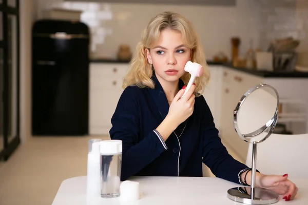 Girl getting ready to do makeup, face care, facial skin. — 스톡 사진