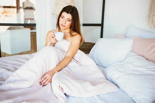 早上好 女人在床上醒来 女人在床上喝咖啡 — 图库照片