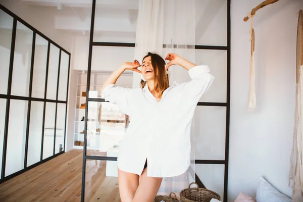 Mooie vrouw hebben prima op haar slaapkamer. — Stockfoto