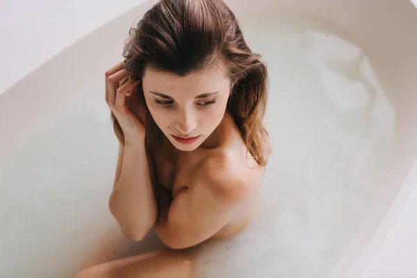 Mulher bonita relaxante no tubo de banho . — Fotografia de Stock