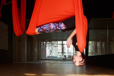 Yoga hocası jimnastik salonunda yoga yapıyor..