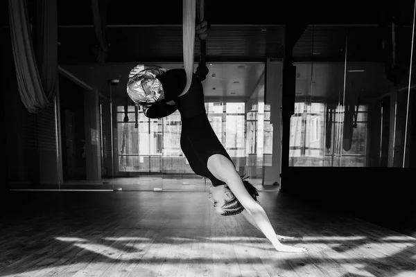 Yogainstruktör praktiserar flugyoga i gymmet. — Stockfoto