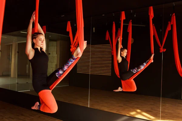 Instrutor de ioga praticando ioga voar no ginásio . — Fotografia de Stock