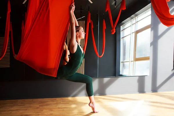 Istruttore di yoga che pratica fly yoga in palestra . — Foto Stock