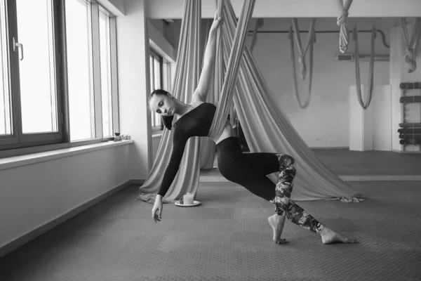 Istruttore di yoga che pratica fly yoga in palestra . — Foto Stock