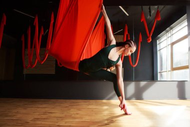 Genç bir kadın, hava yogası konsepti.. 