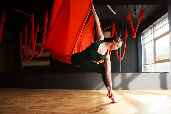 Genç bir kadın, hava yogası konsepti.. 