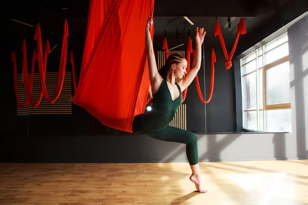 Aerostretching Für Frauen Aerial Yoga Therapiekonzept lizenzfreie Stockbilder