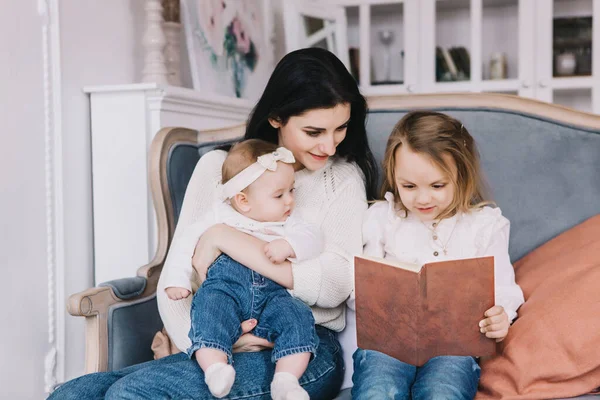 Mamma Che Legge Bambini Prenota Casa Tempo Con Famiglia Ora — Foto Stock