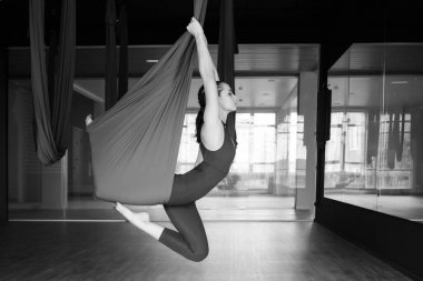 Yoga eğitimi almış bir kadın, yoga, hava yastığı, terapi konsepti..