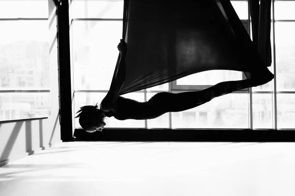 Yoga Eğitimi Almış Bir Kadın Yoga Hava Yastığı Terapi Konsepti — Stok fotoğraf