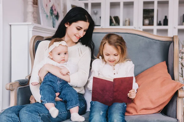 Mamma Che Legge Bambini Prenota Casa Tempo Con Famiglia Ora — Foto Stock