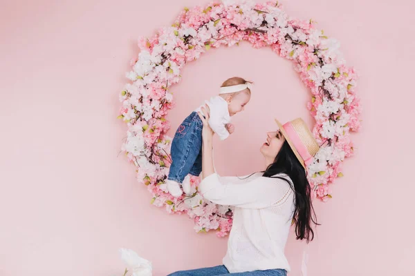 Matka Dziecko Dziewczyna Gra Całuje Przytula Się Różowym Tle Kwiatami — Zdjęcie stockowe