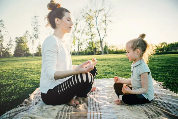 Jovem Encantadora Filhinha Sorrindo Fazer Ioga Juntos Natureza Conceito Meditação — Fotografia de Stock