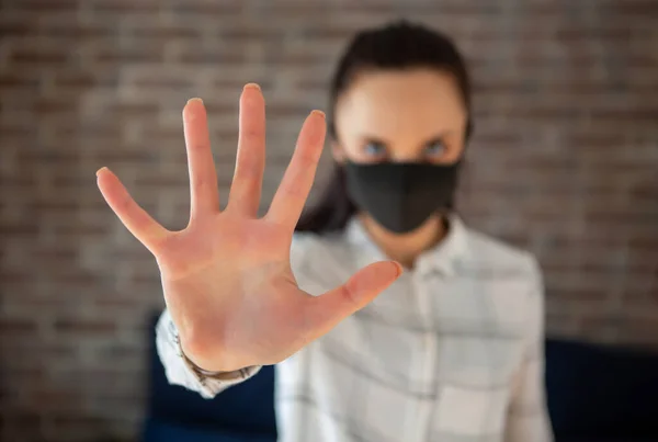 Jovem Mulher Máscara Médica Estéril Protetora Rosto Olhando Para Câmera — Fotografia de Stock