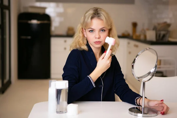 ブロンドの女性は 自宅で化粧 顔のケア 顔のスキンケアを行う準備をしている 自宅での美しさの概念 — ストック写真