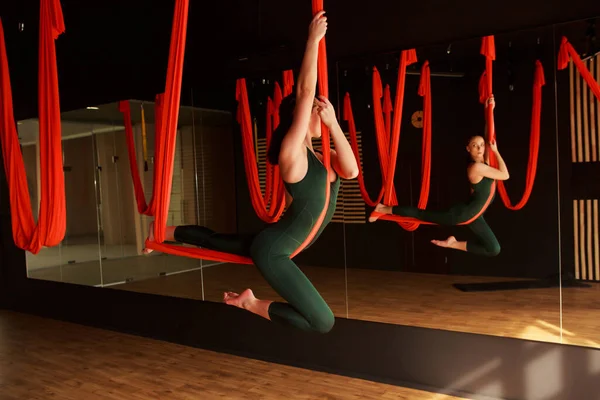 Donna Aerostretching Concetto Yoga Terapia Aerea — Foto Stock
