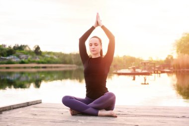 Mutlu Genç Kadın Yoga Doğa