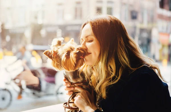 Mujer Joven Sosteniendo Adorable Perro Terrier Restaurante Cafetería Mujer Animal —  Fotos de Stock