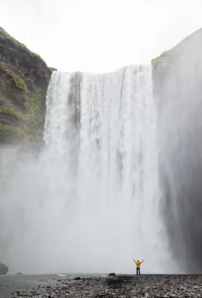 一名男子假扮在斯科加瀑布瀑布 — 图库照片