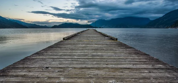 Dağ kenarındaki gölde uzun bir doktor var.