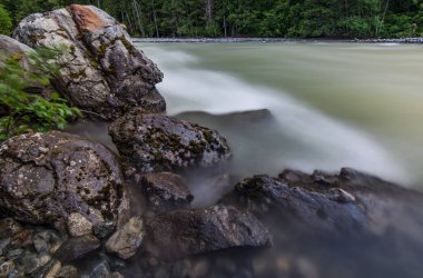 Kayalık kıyılarla akan nehir