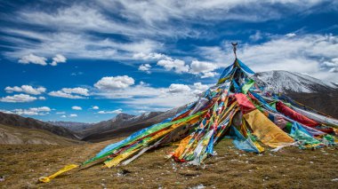 Anme Machen dağının tepesinde Tibet bayraklarıyla