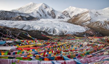 Bayrakları dualarla dolu buzul dağı
