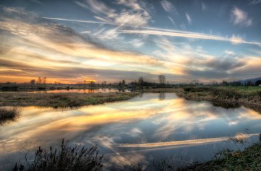 Dramatik gökyüzü ve günbatımının nehir yeniden canlandırması