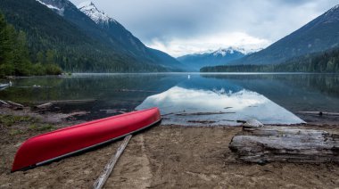 Plaj gölü kıyısı, kırmızı kanolu.