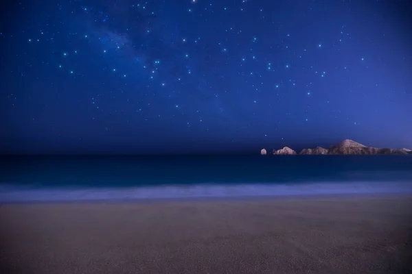 Cabo San Lucas yıldızları ve okyanus üzerindeki plaj.